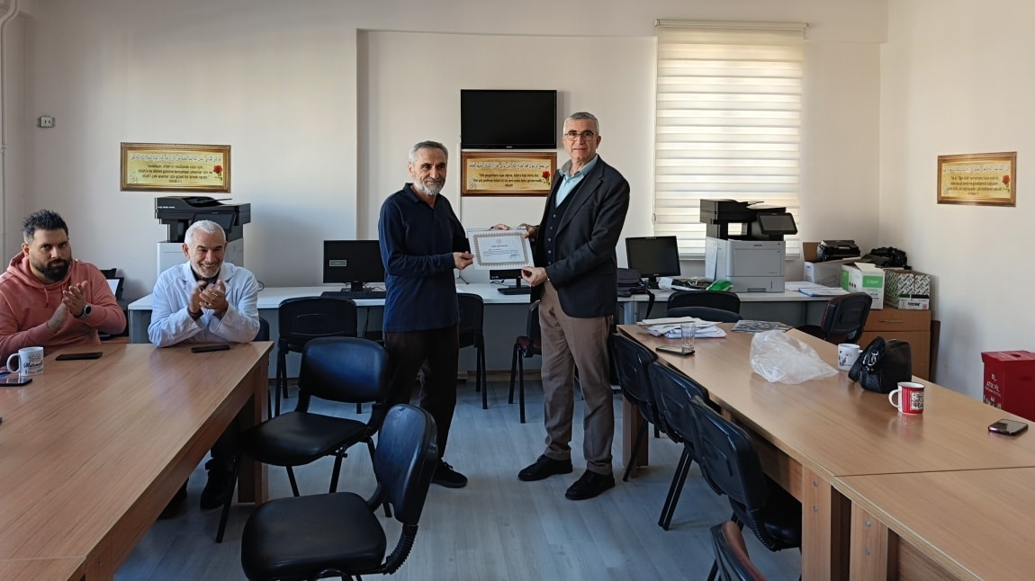 Efrahim Öğretmenimize Hizmet Şeref Belgesi Takdimi